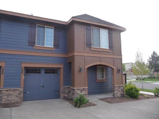 Primary Photo - NW Bend 3 Bed/2.5 Bath Villa - Schaeffer D...