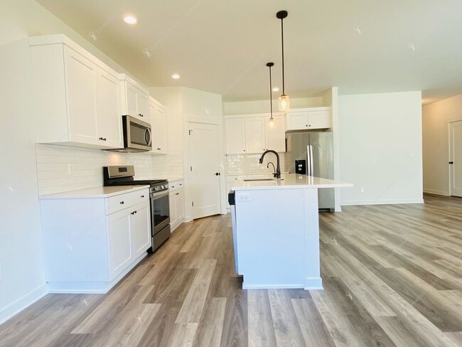 Building Photo - Bright & Spacious SE Bend Retreat with Vau...