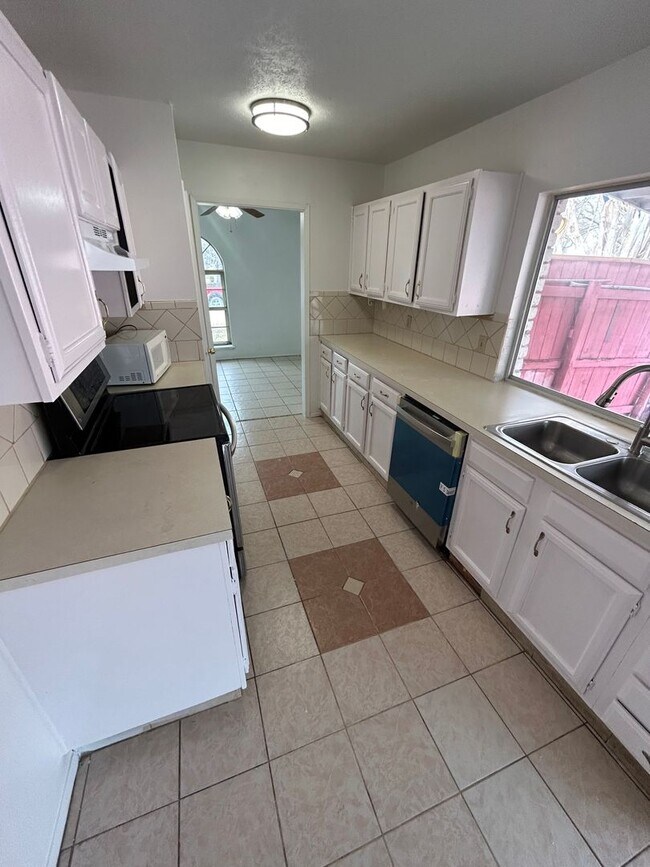 Building Photo - Step inside and be captivated by the warmth of this House!