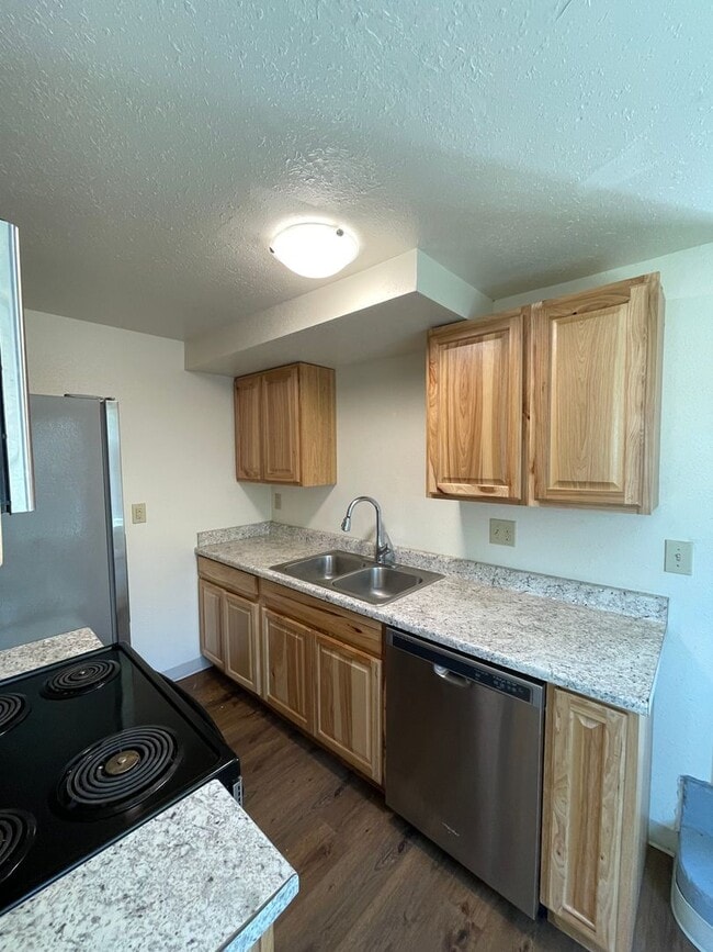 Building Photo - Awesome studio apt downtown with full kitc...