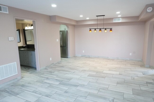 Building Photo - 10444 N 69th St