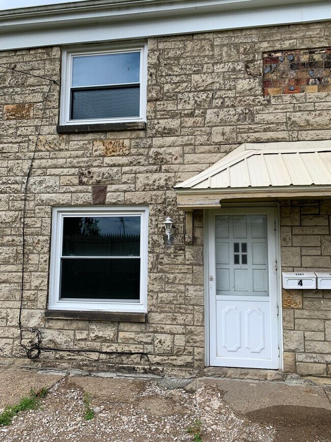 Building Photo - 3265 Sunset Blvd