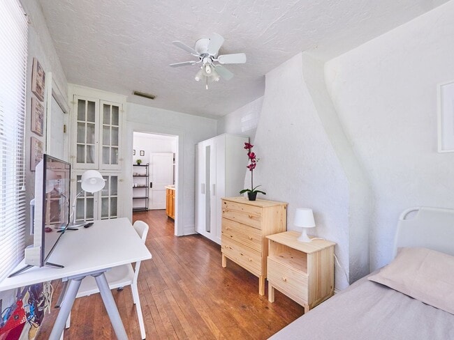 Building Photo - R0504