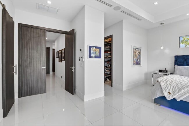 Building Photo - 334 Isle of Capri Dr