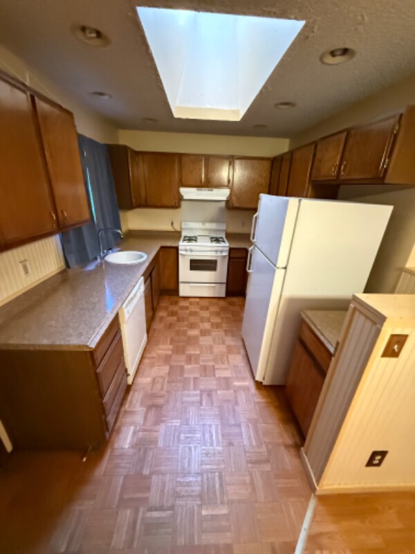 Building Photo - 450 Elm Ave