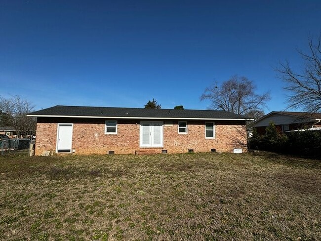 Building Photo - 3 Bedroom 1 Bath in Hope Mills