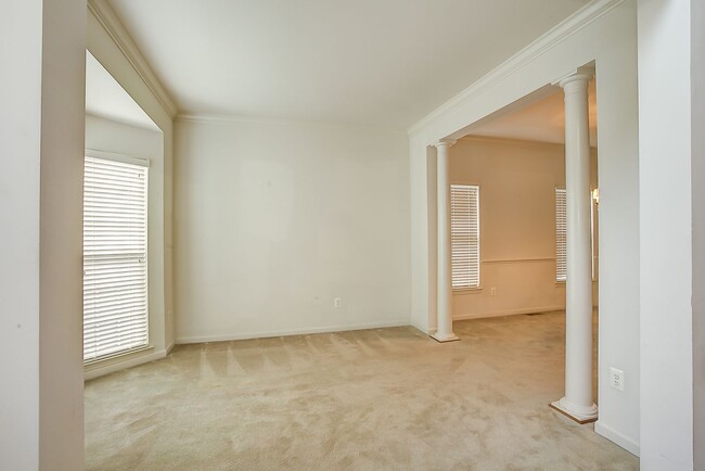 Building Photo - 616 Rainier Rd