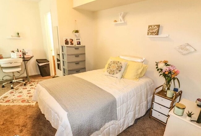 Building Photo - Prime Location 4 Bed Duplex