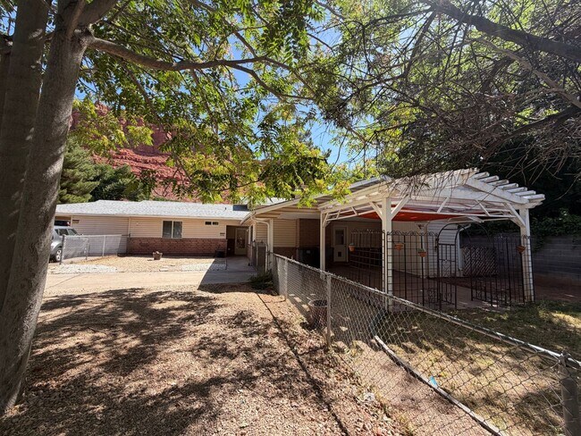 Building Photo - SPACIOUS PROPERTY AVAILABLE FOR RENT