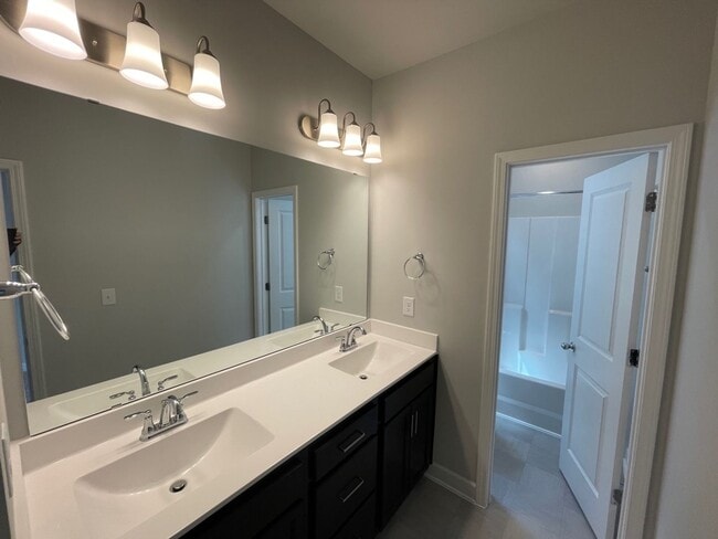 Building Photo - Beautiful Townhome in Downtown Wake Forest