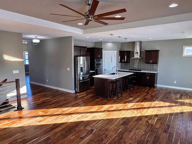 Building Photo - 482 NE Westgate Dr