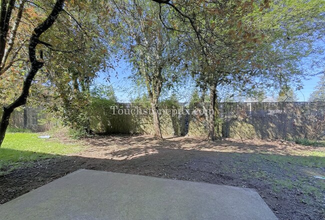 Building Photo - Updated 3 BR Apartment with Patio in Portland