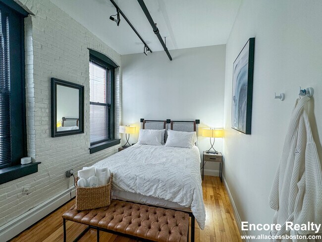 Building Photo - 19 Stanhope St