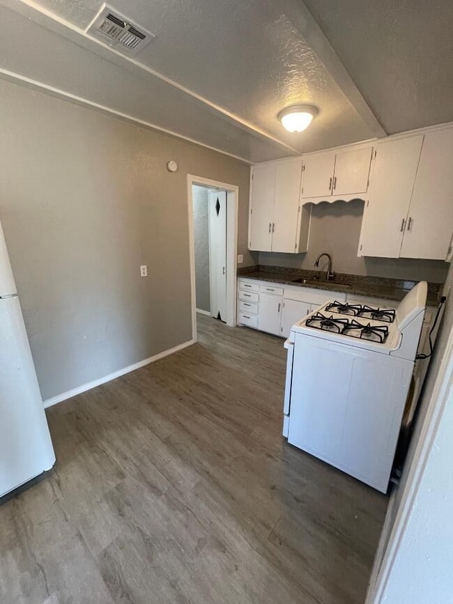 Building Photo - 1 Bed 1 Bath Duplex For Lease