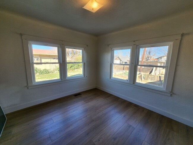 Building Photo - 555 Wallis Ave