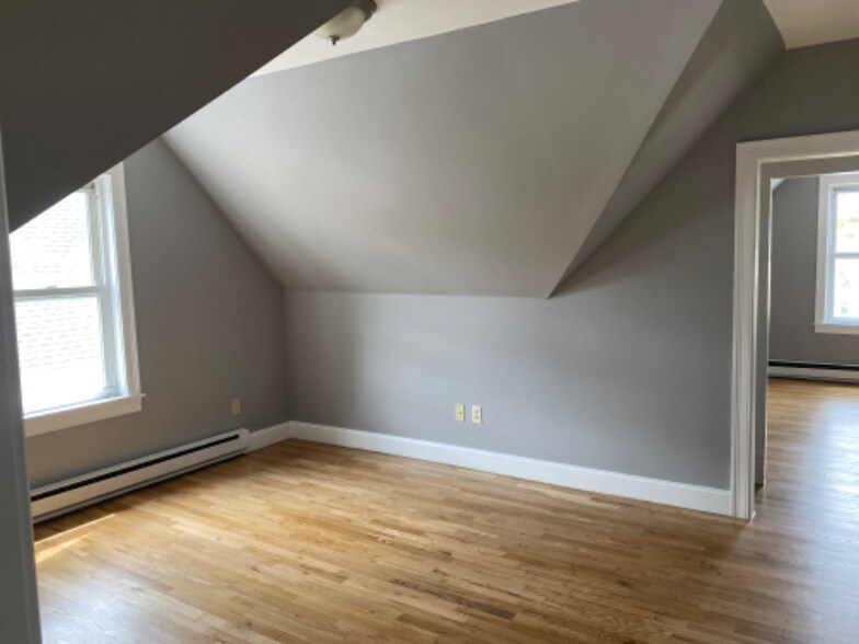Building Photo - 212 Pine St