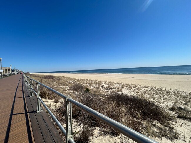 Building Photo - Large 5 Bedroom Single Family House Available in Long Branch!