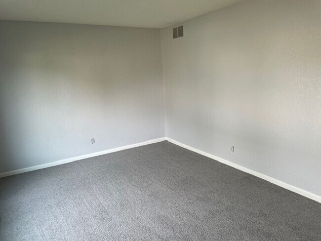 Building Photo - Updated 2-bedroom, 1-bathroom rental home located on Mossman Ave.