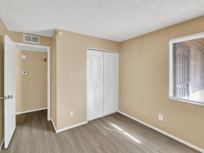 Building Photo - cozy townhome 2 bd 1 bth