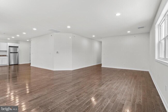 Building Photo - 819 11th Ave