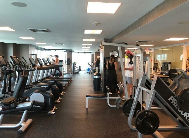 Building Photo - 950 Brickell Bay Dr