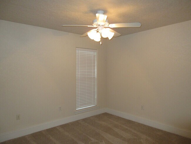 Building Photo - Great Townhome near Downtown