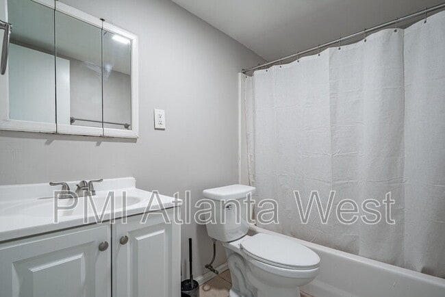Building Photo - 2135 Knighton Dr