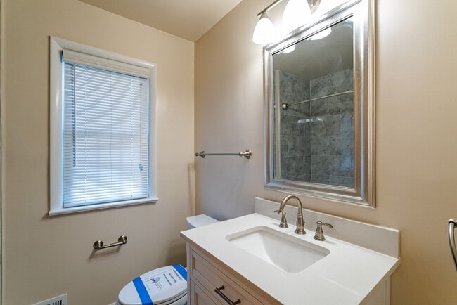 Building Photo - Gorgeous 4 Bed 3 Bath Brick Home In Serene Hollindale