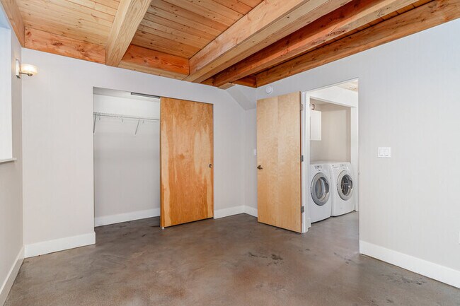 Building Photo - 3008 NE 55th St