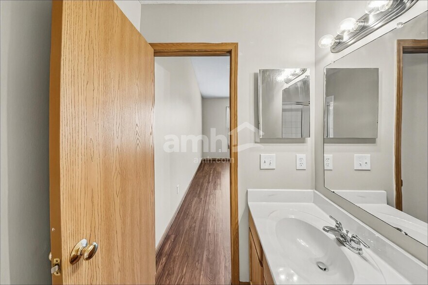 Building Photo - 1833 Kathiwade Dr