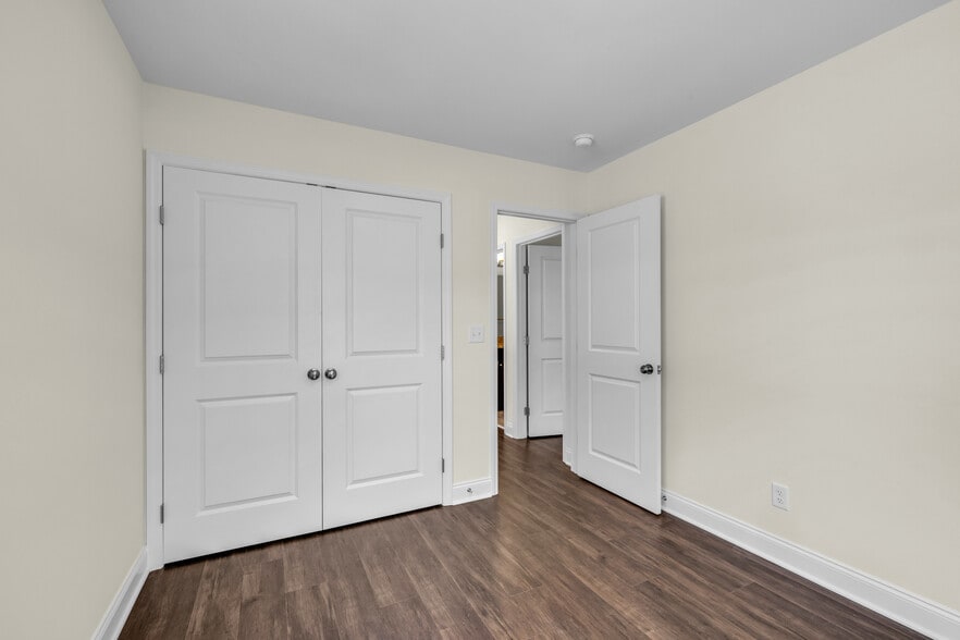 Building Photo - 5563 Stream Ln