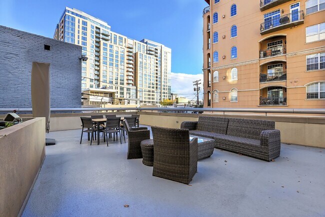 Building Photo - $2,350 - Urban 2 bed 2 bath Condo in Golde...