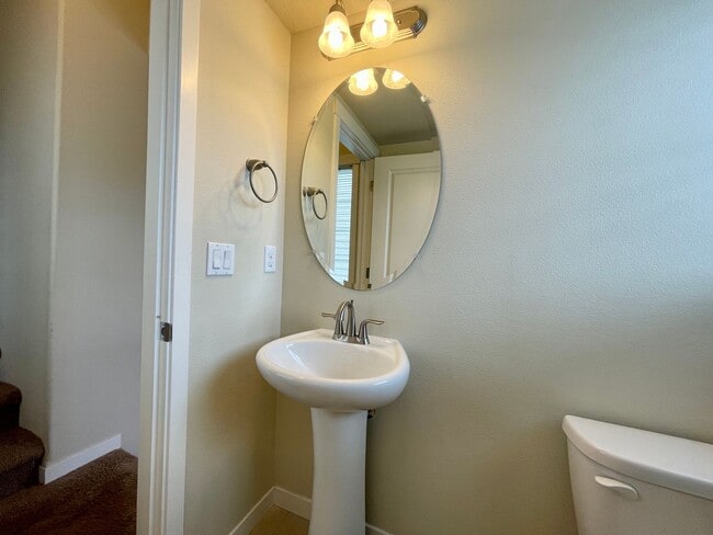 Building Photo - Villebois Townhome with Access to the Sparrow Creek Community Center