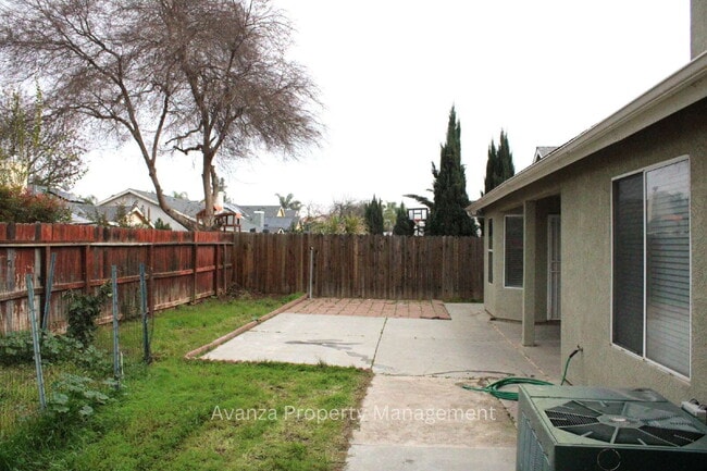 Building Photo - Home for Rent 5428 W. Saginaw Ave Fresno, CA 93722 Description 4 Bedroom/2 Bath Home in Fresno (D...