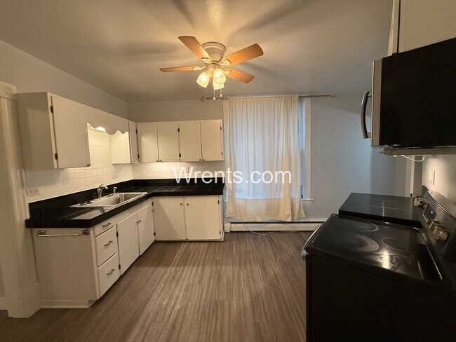 Building Photo - Full of Historic Charm & Character - Perry District  3 Bed/1 Bath Home