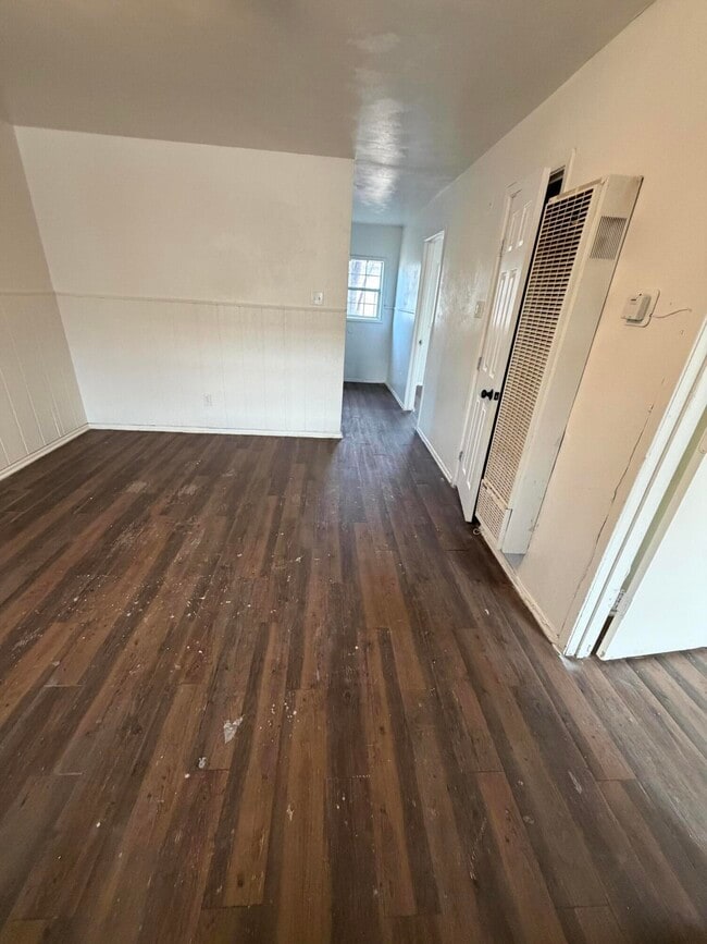 Building Photo - 2715 E 2nd St