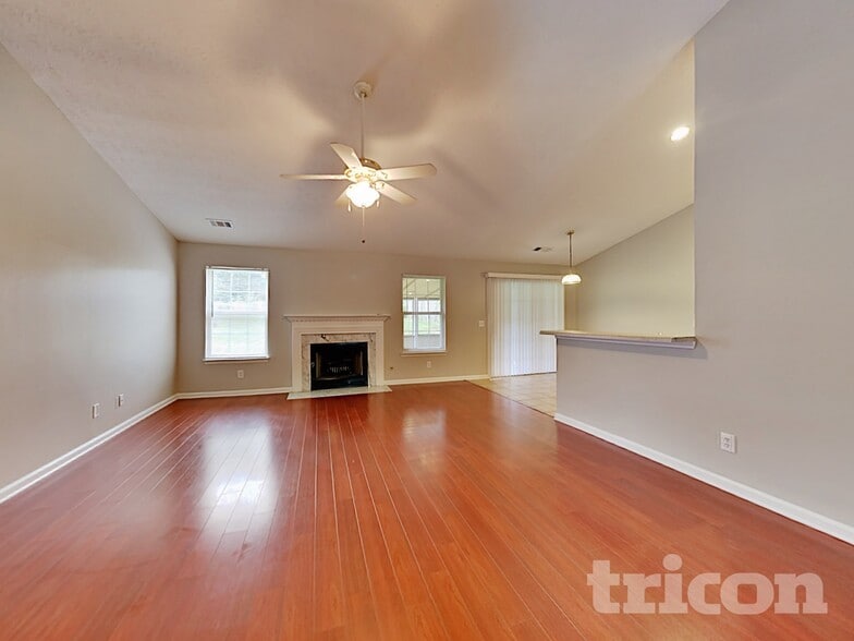 Building Photo - 425 Crested View Dr