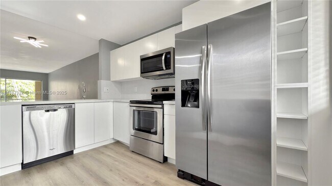 Building Photo - 3571 Inverrary Dr