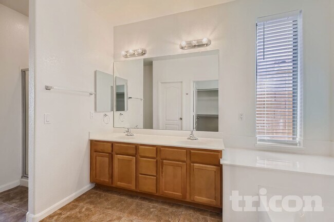 Building Photo - 13574 W Cypress St