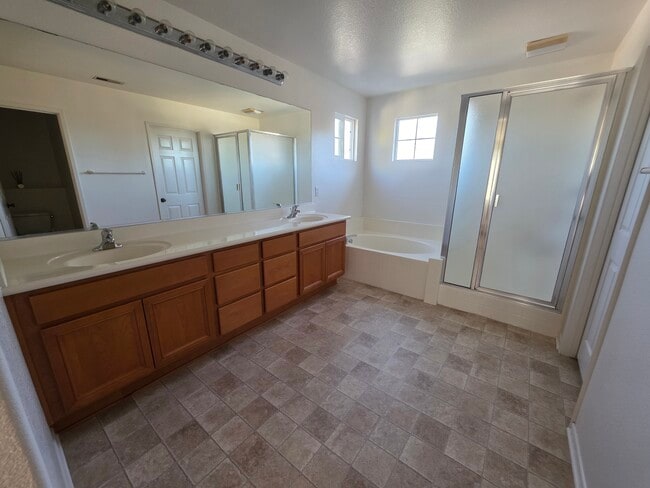 Building Photo - 165 Canyon Creek Way