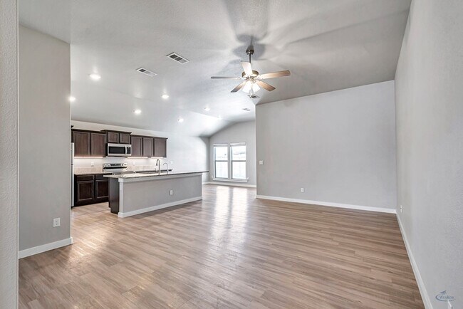 Building Photo - 1303 Red Cliff Ave