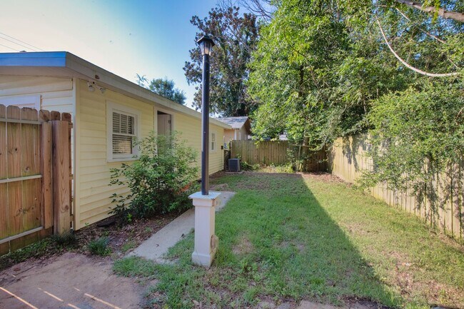 Building Photo - East Hill Cottage Available December 8th!