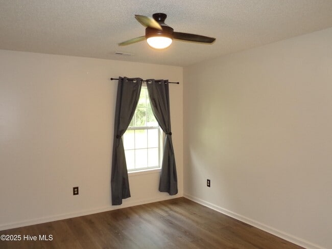 Building Photo - 127 Village Ct