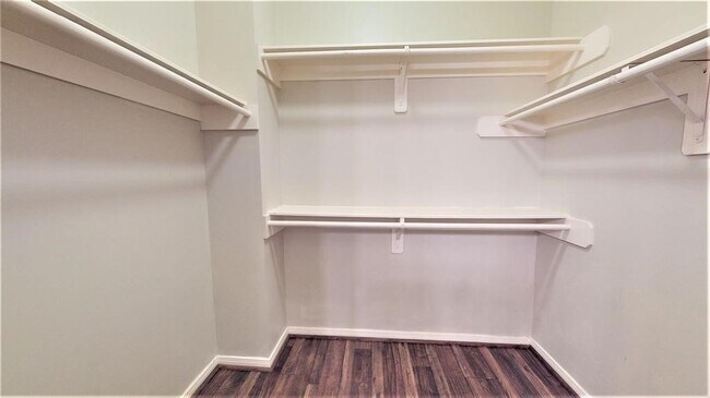 Building Photo - 2104 Gillette St