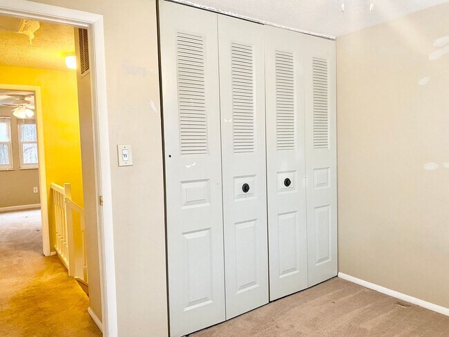 Building Photo - 3 Bedrooms Plus 2 Bonus Rooms!!! 2.5 Baths...