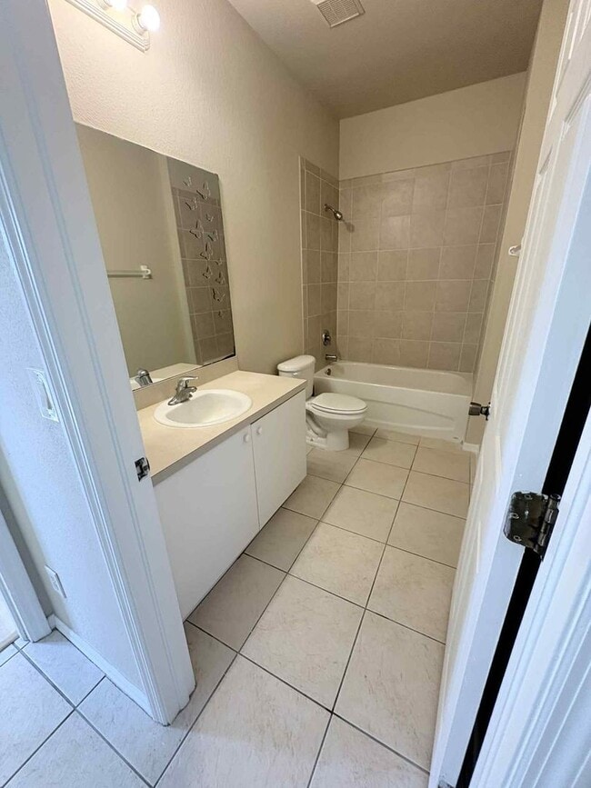 Building Photo - Charming 3-Bedroom 2 Bathroom and Garage in Lehigh Acres