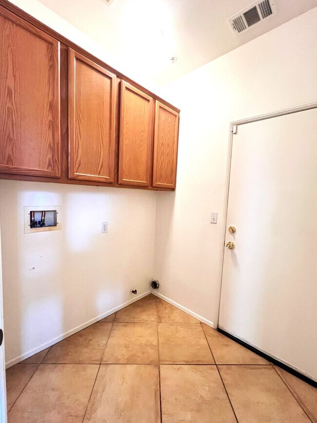 Building Photo - Beautiful 4 Bedroom, 3 Baths Single Family Home In North Fontana for Lease