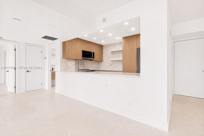 Building Photo - 100 Bayview Dr