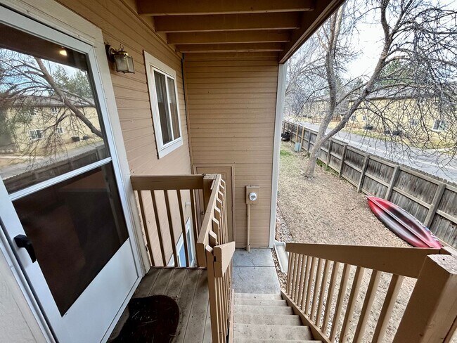 Building Photo - Sunny & Spacious 2-Bedroom Townhome