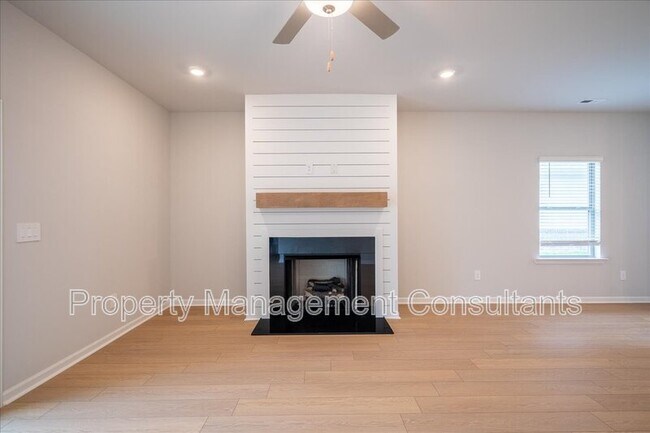 Building Photo - 14653 Mountain Strm Dr